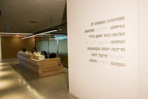 מיתוג קירות וחיפוי זכוכיות בחיתוך PVC - הלמן אלדובי
