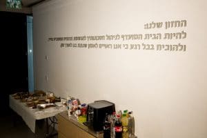 מיתוג קירות וחיפוי זכוכיות בחיתוך PVC - הלמן אלדובי