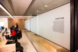 מיתוג קירות וחיפוי זכוכיות בחיתוך PVC - הלמן אלדובי