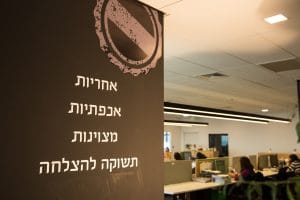 מיתוג קירות וחיפוי זכוכיות בחיתוך PVC - הלמן אלדובי