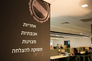 מיתוג קירות וחיפוי זכוכיות בחיתוך PVC - הלמן אלדובי