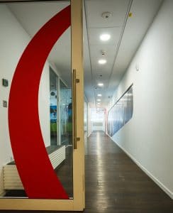 פרויקט חיפוי זכוכית ומיתוג קירות בהכשרה ביטוח