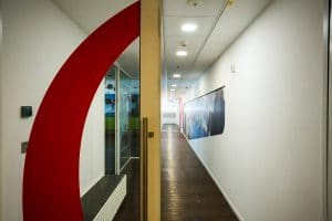 פרויקט חיפוי זכוכית ומיתוג קירות בהכשרה ביטוח